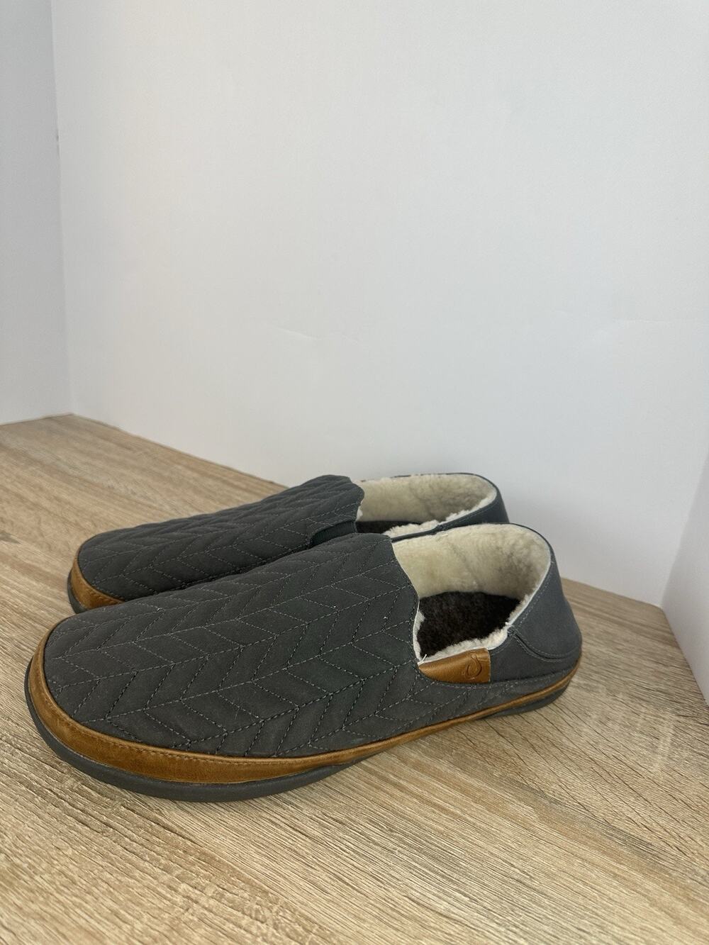 OluKai Hanohano II Men’s Size 10 Gray Brown Shearling Slippers House Shoes EU 43